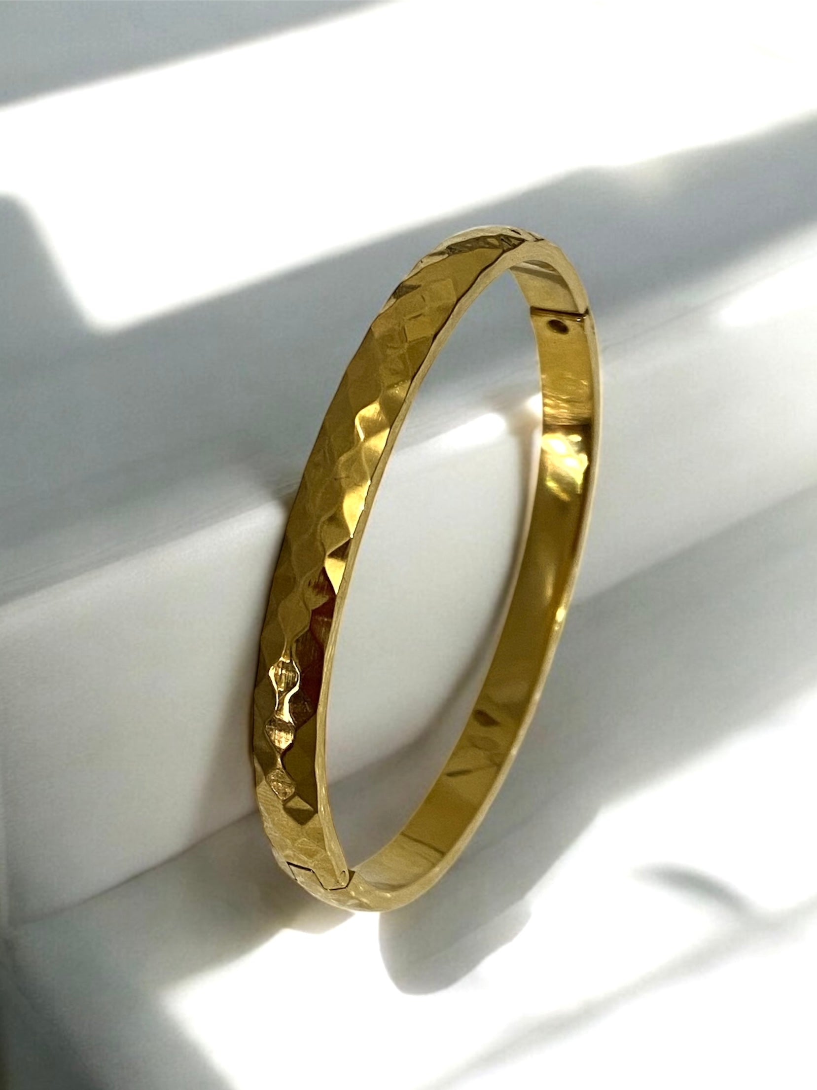 Elegant Gold-Look Anti-Tarnish Bracelet for Women | Long-Lasting Shine | Skin-Friendly | Daily & Party Wear